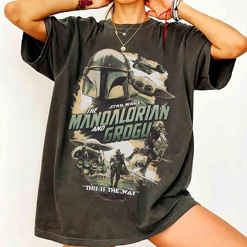 Retro Star Wars Mandalorian Grogu Comfort Farben Shirt, Baby Yoda Kopfgeldjäger Tee, Vintage 90er Jahre Stil Star Wars Grafik Tee, Fans Geschenk Bild 1