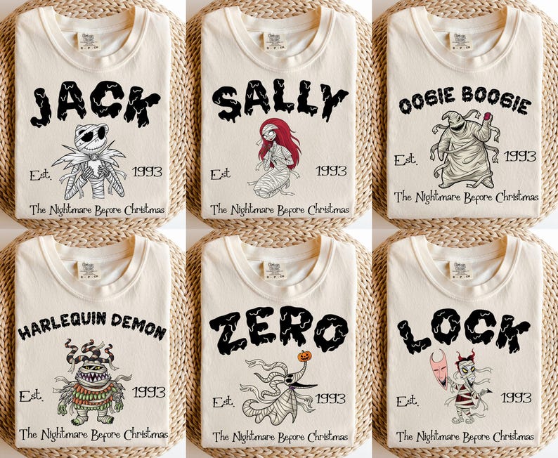 Puede incluir: Una colecci&oacute;n de seis camisetas de color blanco roto con personajes de The Nightmare Before Christmas. Cada camiseta muestra el nombre de un personaje, el texto Est. 1993 y el t&iacute;tulo The Nightmare Before Christmas con ilustraciones de Jack, Sally, Oogie Boogie, Harlequin Demon, Zero y Lock.