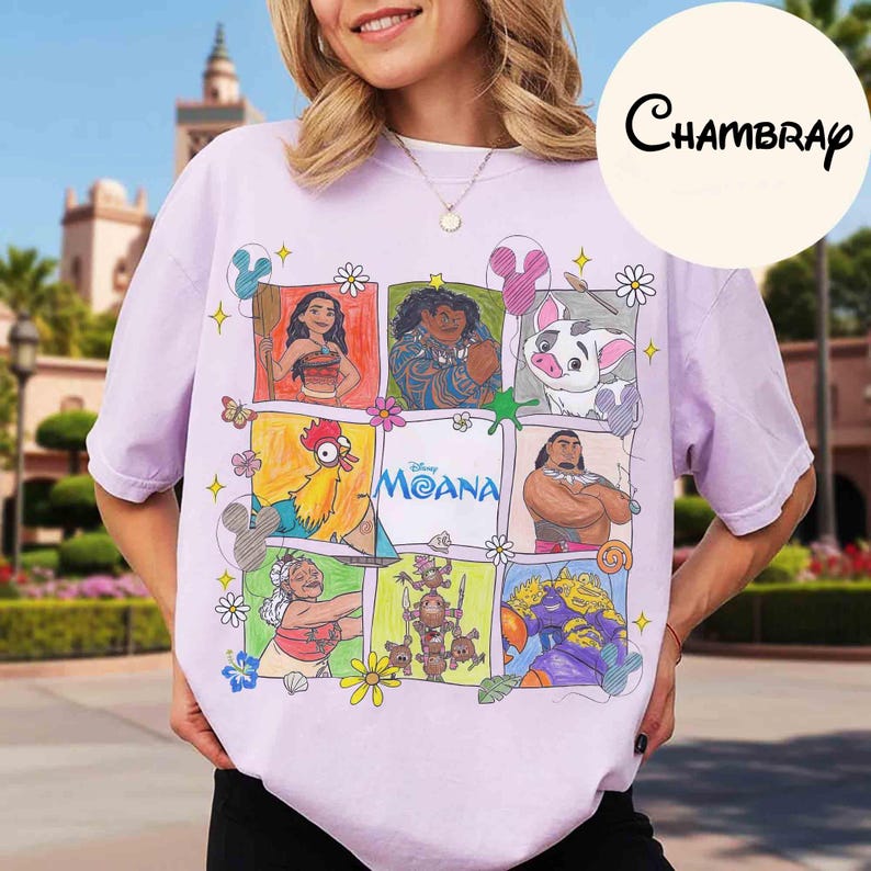 K&ouml;nnte beinhalten: Ein helllila T-Shirt mit einem Raster von Cartoon-Bildern aus dem Disney-Film Moana. Die Bilder zeigen Charaktere wie Moana, Maui und Pua. Das Wort "Moana" ist blau gedruckt. Das T-Shirt hat kurze &Auml;rmel.