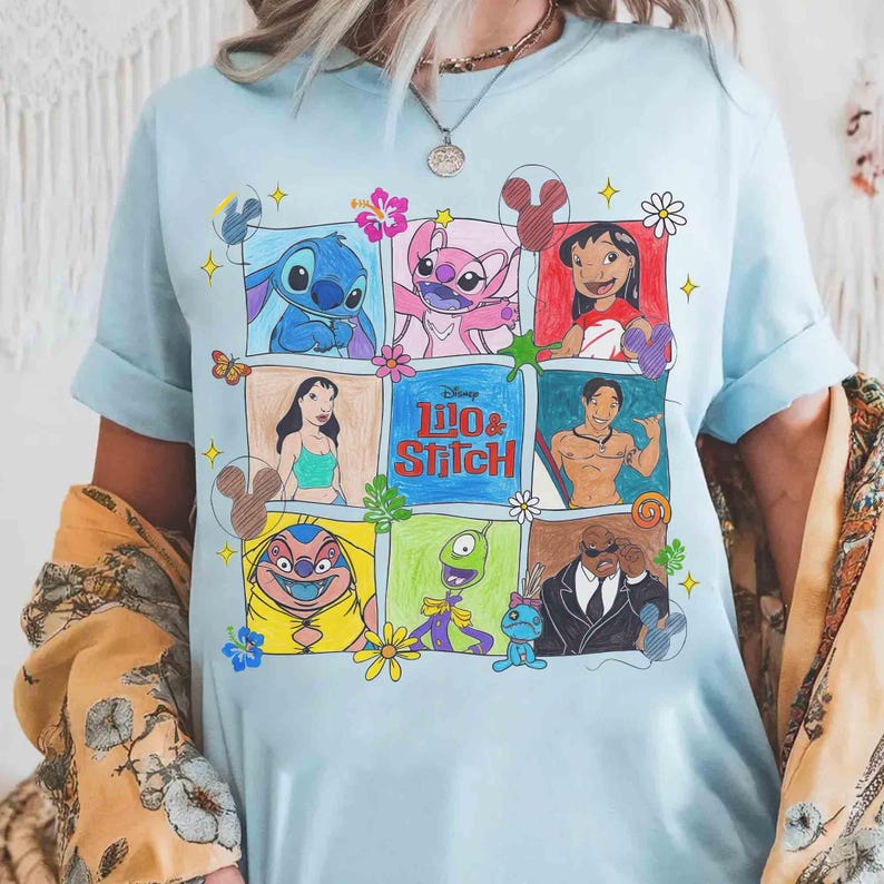 Puede incluir: Camiseta azul claro con un gr&aacute;fico colorido de personajes de Lilo & Stitch de Disney. El dise&ntilde;o incluye a Stitch, Angel, Lilo y otros personajes en un patr&oacute;n de cuadr&iacute;cula, con las palabras "Lilo & Stitch" en el centro.