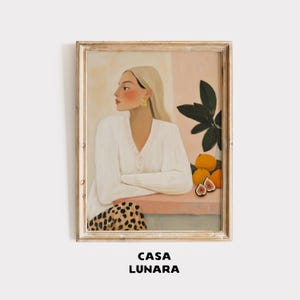 Puede incluir: Una impresión artística enmarcada que representa a una mujer con un cárdigan blanco y una falda con estampado de leopardo. La obra de arte incluye naranjas, higos y follaje. El texto "CASA LUNARA" está en la parte inferior. La pintura tiene una estética vintage.