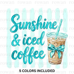 Puede incluir: Ilustración digital con la frase "Sunshine & iced coffee" en escritura turquesa. A la derecha, una taza de plástico transparente con café helado y un lazo turquesa. El fondo tiene pinceladas verticales turquesas. El texto "5 COLORS INCLUDED" está en la parte inferior.