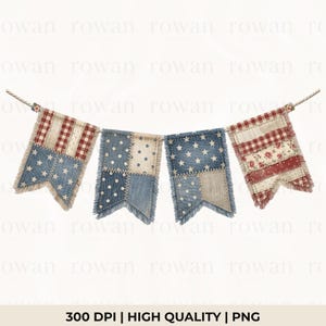 Puede incluir: Una guirnalda decorativa con cuatro banderines de bordes deshilachados, suspendidos de una cuerda. Los banderines presentan un diseño de patchwork en rojo, blanco y azul, con patrones de estrellas, lunares, cuadros y flores.