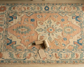 Alfombra Oushak de lana anudada a mano color melocotón, alfombra de área de estilo turco con estampado floral color melocotón.
