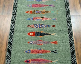Alfombra de pasillo con diseño de peces en color verde salvia, hecha a mano en lana con mechones, estilo costero, ideal para la cocina, la entrada o el pasillo.