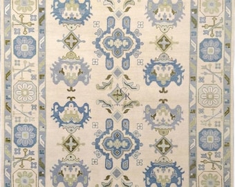 Tappeto Oushak annodato a mano, in lana blu, dal design ispirato alla tradizione turca.
