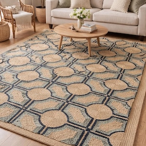 Puede incluir: Una alfombra rectangular grande con un patrón geométrico. La alfombra presenta un diseño repetitivo de círculos y octágonos en beige, azul claro y azul marino. La alfombra está hecha de fibras naturales y tiene un borde trenzado.