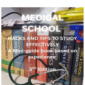 Op de afbeelding: Medische leerboeken, waaronder "Pediatrie" en "Chirurgie", met een stethoscoop. De afbeelding toont de tekst "MEDICAL SCHOOL" en "HACKS AND TIPS TO STUDY EFFECTIVELY." Een mini-gids gebaseerd op ervaring, 3e editie.