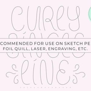 Puede incluir: Fondo rosa claro con las palabras "CURLY SINGLE LINE" en una fuente manuscrita. También está presente el texto "RECOMENDADO PARA USO EN PLUMAS DE BOCETO, PLUMILLA DE LÁMINA, LÁSER, GRABADO, ETC.". Un círculo verde con "SINGLE LINE FONT".
