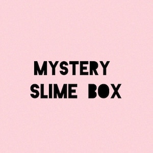 Puede incluir: Fondo rosa con las palabras "MYSTERY SLIME BOX" en negrita negra. El texto está centrado, lo que sugiere un producto, posiblemente una caja sorpresa que contiene slime.