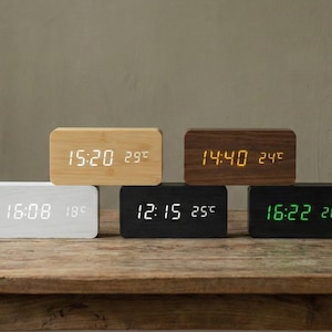 Könnte beinhalten: Rustikales Holzschild mit dem Text "Welcome to our home" in weißer Schrift. Das Schild hat eine Used-Optik und ein schlichtes, einladendes Design, ideal für die Eingangsbereichsdekoration.