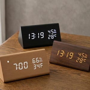 Minimalistischer digitaler Holzwecker - LED Dreieck Schreibtischuhr mit Temperatur & Luftfeuchtigkeit