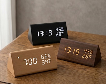 Minimalistyczny drewniany cyfrowy budzik – trójkątny zegar biurkowy LED z temperaturą i wilgotnością