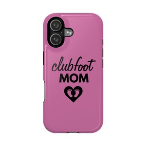 Peut inclure: Coque de téléphone rose avec un objectif d'appareil photo noir et les mots "clubfoot MOM" en écriture cursive. En dessous, un cœur noir avec deux empreintes de pas.