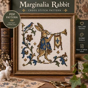 Può includere: Uno schema a punto croce intitolato Marginalia Rabbit che raffigura un coniglio marrone con una tunica blu con gigli dorati, che tiene in mano una tromba e uno stendardo. Il disegno include viticci floreali e un piccolo uccello, 100x100 punti.