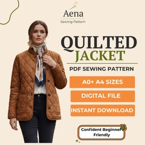 Op de afbeelding: Bruine gewatteerde jas met een ruitpatroon, knoopsluiting en twee voorzakken. De afbeelding bevat de tekst "QUILTED JACKET PDF SEWING PATTERN" en "A0+ A4 SIZES". De jas wordt door een persoon gedragen.