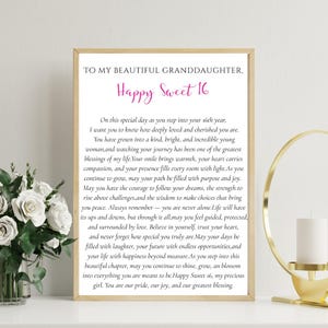Può includere: Stampa incorniciata con il testo "TO MY BEAUTIFUL GRANDDAUGHTER, Happy Sweet 16". Il testo è in nero e rosa. La stampa include un messaggio sincero per una festa di Sweet 16. Un'arrangiamento floreale è visibile a sinistra.