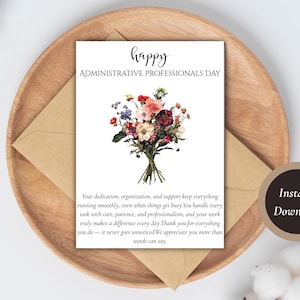 Puede incluir: Una tarjeta de felicitación para el Día de los Profesionales Administrativos, con una ilustración de un ramo de flores. La tarjeta está sobre una bandeja de madera con un sobre. El texto "happy ADMINISTRATIVE PROFESSIONALS DAY" está en la parte superior.