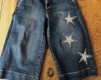Pantaloni culotte in denim a gamba larga con strass e stelle / Jeans con strass fatti a mano / Denim con stelle Y2K / Pantaloni corti a gamba larga / Outfit per festival e concerti