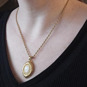 Monet Vintage Halskette mit Anhänger vergoldet | Cabochon Stein | Signiert | Klassisches Design