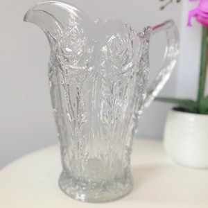 以下が含まれることがあります： クリーム、ライトグレー、ダークグレーの3色の、斑点模様のマット仕上げのセラミックマグカップセット。 各マグカップはシンプルでミニマリストなデザインで、コーヒーや紅茶に最適です。