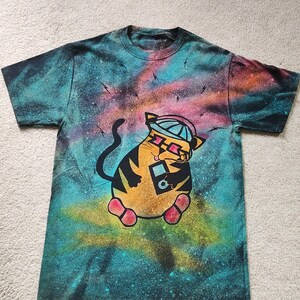 Cute cat with ipod, shoes and baseball cap, bopping to the beat, man's medium discharge t-shirt with procion dyes, pinks, orange and blues bild 3