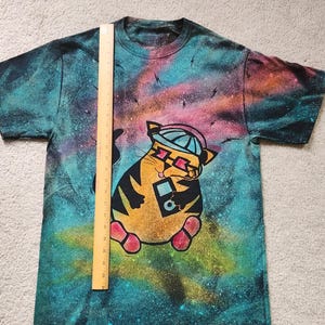 Cute cat with ipod, shoes and baseball cap, bopping to the beat, man's medium discharge t-shirt with procion dyes, pinks, orange and blues bild 6