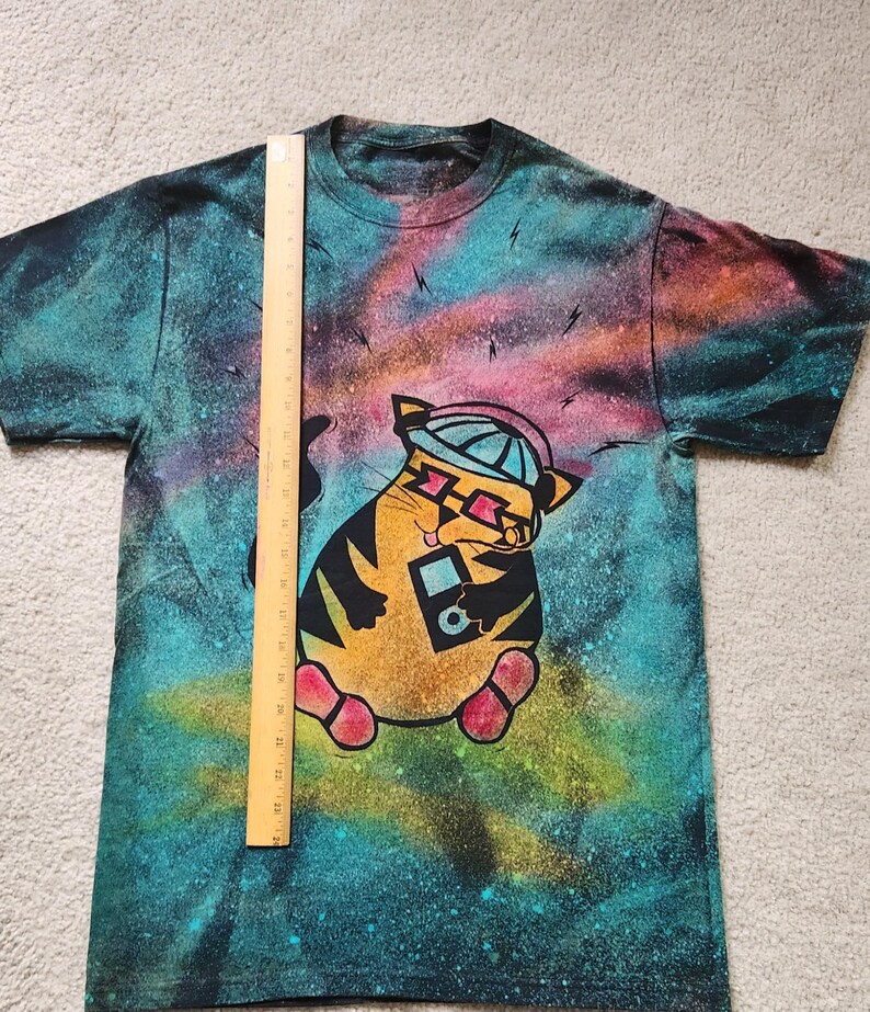 Cute cat with ipod, shoes and baseball cap, bopping to the beat, man's medium discharge t-shirt with procion dyes, pinks, orange and blues bild 6