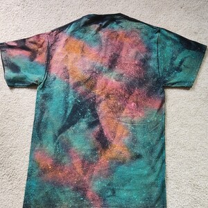 Cute cat with ipod, shoes and baseball cap, bopping to the beat, man's medium discharge t-shirt with procion dyes, pinks, orange and blues bild 9