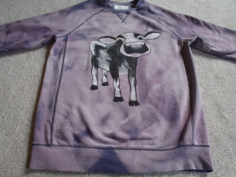 check measurements hand painted Closeup of an adorable wide-eyed calf in black and white more like a large man/'s medium sweatshirt