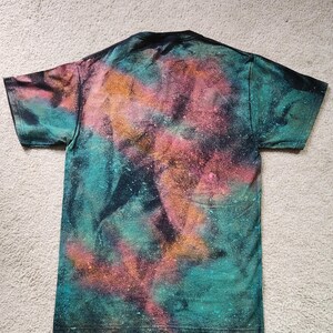 Cute cat with ipod, shoes and baseball cap, bopping to the beat, man's medium discharge t-shirt with procion dyes, pinks, orange and blues bild 7