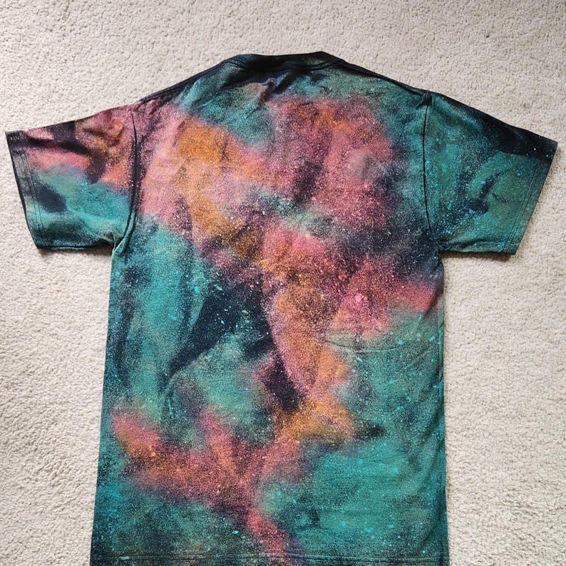 Cute cat with ipod, shoes and baseball cap, bopping to the beat, man's medium discharge t-shirt with procion dyes, pinks, orange and blues bild 7