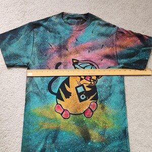 Cute cat with ipod, shoes and baseball cap, bopping to the beat, man's medium discharge t-shirt with procion dyes, pinks, orange and blues bild 5