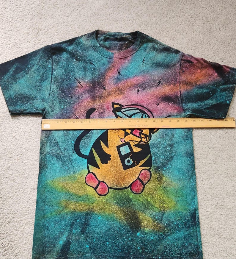 Cute cat with ipod, shoes and baseball cap, bopping to the beat, man's medium discharge t-shirt with procion dyes, pinks, orange and blues bild 5