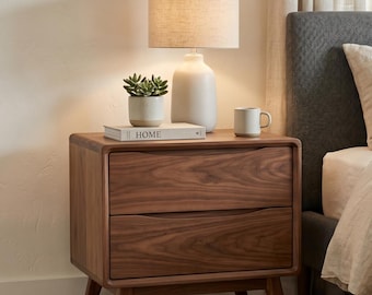 Mesita de noche moderna de mediados de siglo en nogal con dos cajones, diseño escandinavo minimalista, ideal para dormitorio o sala de estar. Mueble de almacenamiento de madera.