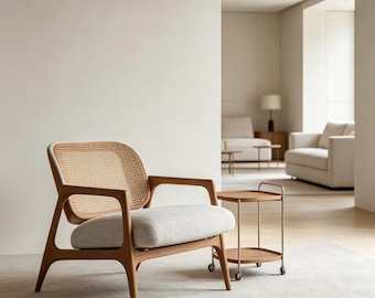 Poltrona lounge in legno massello con schienale in rattan, poltrona in rattan stile metà secolo, comoda poltrona singola per il soggiorno