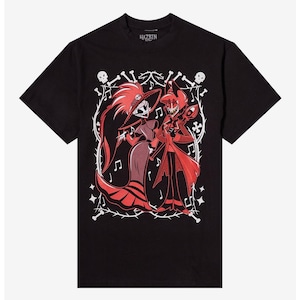 Może przedstawiać: Czarny t-shirt z czerwono-białą grafiką przedstawiającą dwie postacie z kreskówek, nuty i dekoracyjną obwódkę z kości i cierni. Tekst "HAZBIN" jest wydrukowany u góry.