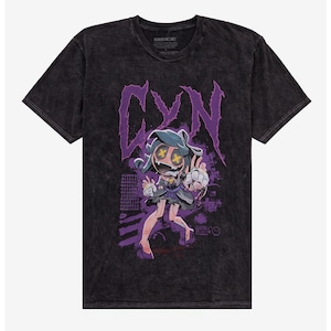 Peut inclure: T-shirt noir avec un dessin d'un personnage de dessin animé aux accents violets et jaunes. Le mot "CYN" est en grandes lettres violettes au-dessus du personnage. Le t-shirt a un aspect vintage délavé.