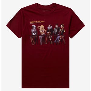 Könnte beinhalten: Burgunderfarbenes T-Shirt mit einer Grafik von fünf kostümierten Figuren, die an einer Bar sitzen. Der Text "Panic! At The Disco" und "A Fever You Can't Sweat Out" sind in Gold über den Figuren aufgedruckt.