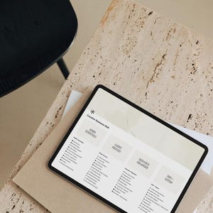 K&ouml;nnte beinhalten: Ein Tablet mit einem digitalen Dashboard namens Creative Business Hub, das vier Hauptbereiche enth&auml;lt: Admin Essentials, Client Process, Resource Organizer und Info + Extras, jeweils mit einer Liste von Unteraufgaben und Links.