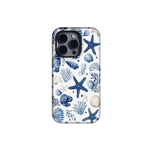 Puede incluir: Una funda de teléfono blanca con un patrón repetido de estrellas de mar azules, conchas marinas y plantas acuáticas. La funda tiene un acabado brillante y un recorte para la cámara. El diseño evoca un tema costero o náutico.