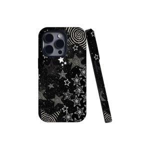 Może przedstawiać: Czarno-białe etui na telefon z wzorem gwiazd i spiral. Etui ma błyszczące tło z gwiazdami i spiralnymi wzorami. Etui na telefon jest pokazane z widocznym profilem bocznym.