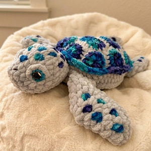 Puede incluir: Una taza de cerámica blanca con un asa negra y el texto "But First, Coffee" en negrita negra. La taza se muestra sobre una superficie blanca. La taza mide unos 10 cm de alto.