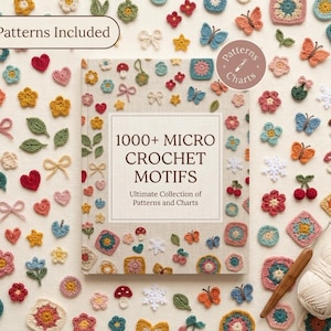 Puede incluir: Un libro titulado "1000+ Micro Crochet Motifs" rodeado de varios motivos de ganchillo coloridos, incluyendo flores, mariposas, corazones y lazos. La portada del libro presenta motivos similares. También hay un ovillo de hilo blanco y un ganchillo.