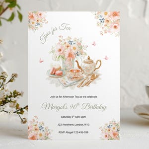 Pode incluir: Convite em aquarela para um 90º aniversário com tema de chá da tarde. A ilustração apresenta flores, uma chaleira, uma xícara e macarons. O texto diz "Time for Tea" e inclui os detalhes da festa.
