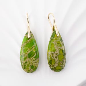 Limoengroene jaspissteenoorbellen, druppeloorbellen jaspis, waterdruppelvormige edelsteenoorbellen, natuursteengenezende sieraden