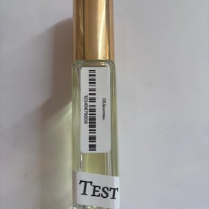 Puede incluir: Tabla de cortar de madera hecha a mano, con veta natural. Cuenta con un canal para jugos y un asa. Dimensiones: aproximadamente 30 cm de largo, 20 cm de ancho y 2,5 cm de grosor.