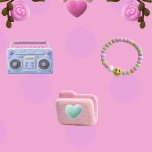Può includere: Una collezione di icone pastello renderizzate in 3D su sfondo rosa. Le icone includono rose, un simbolo Wi-Fi, un cuore, un boombox, un braccialetto con una faccina sorridente, una cartella con un cuore, una nota musicale, una busta con un cuore e un logo di Instagram.