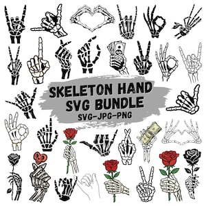 Puede incluir: Un conjunto de diseños SVG de manos de esqueleto en varias poses, incluyendo rock on, signos de paz y sosteniendo rosas. El texto "SKELETON HAND SVG BUNDLE" se muestra en el centro.