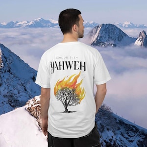 Könnte beinhalten: Weißes T-Shirt mit dem Wort "YAHWEH" und dem Text "EXODUS 3:14" auf der Rückseite. Eine Grafik eines brennenden Baumes befindet sich unter dem Text. Das T-Shirt ist weiß.